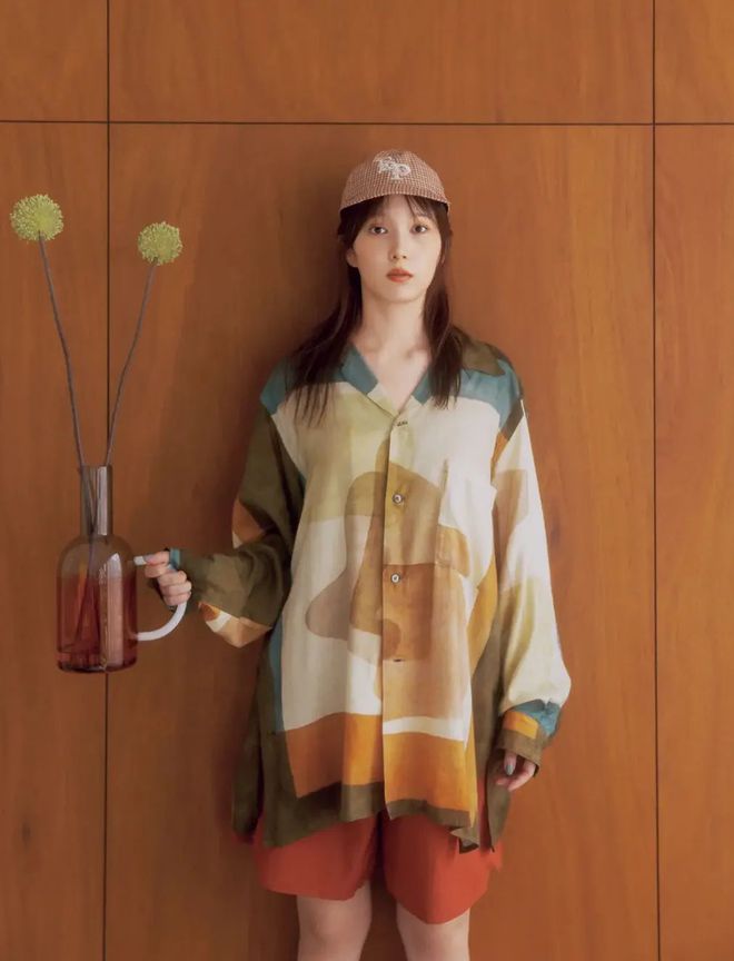 风暴平台注册:她的休闲穿搭正在被更多人模仿!邻家女孩超适合!