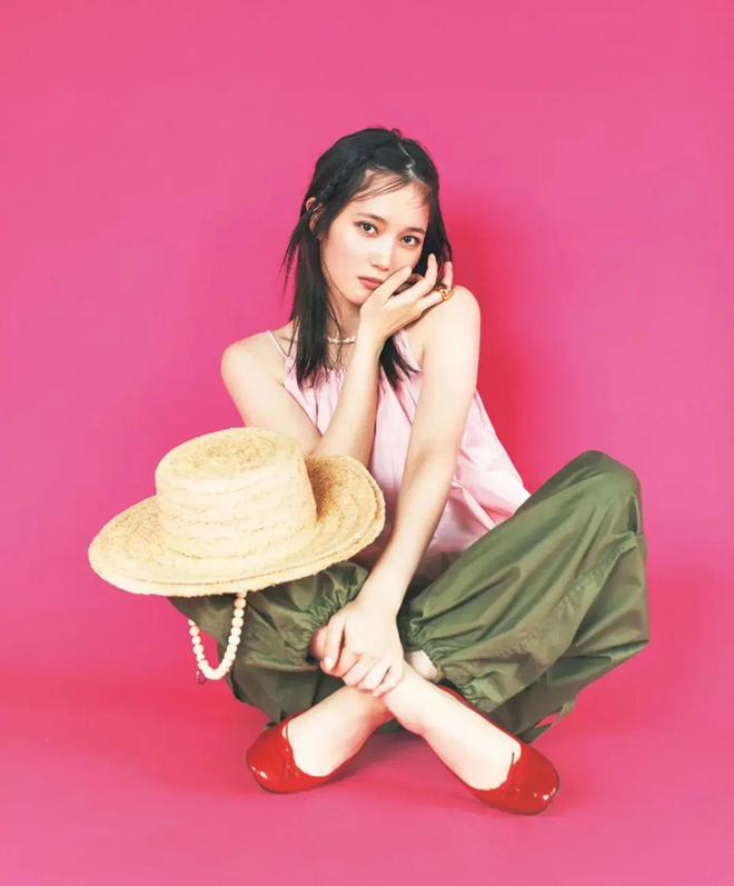 风暴平台注册:她的休闲穿搭正在被更多人模仿!邻家女孩超适合!