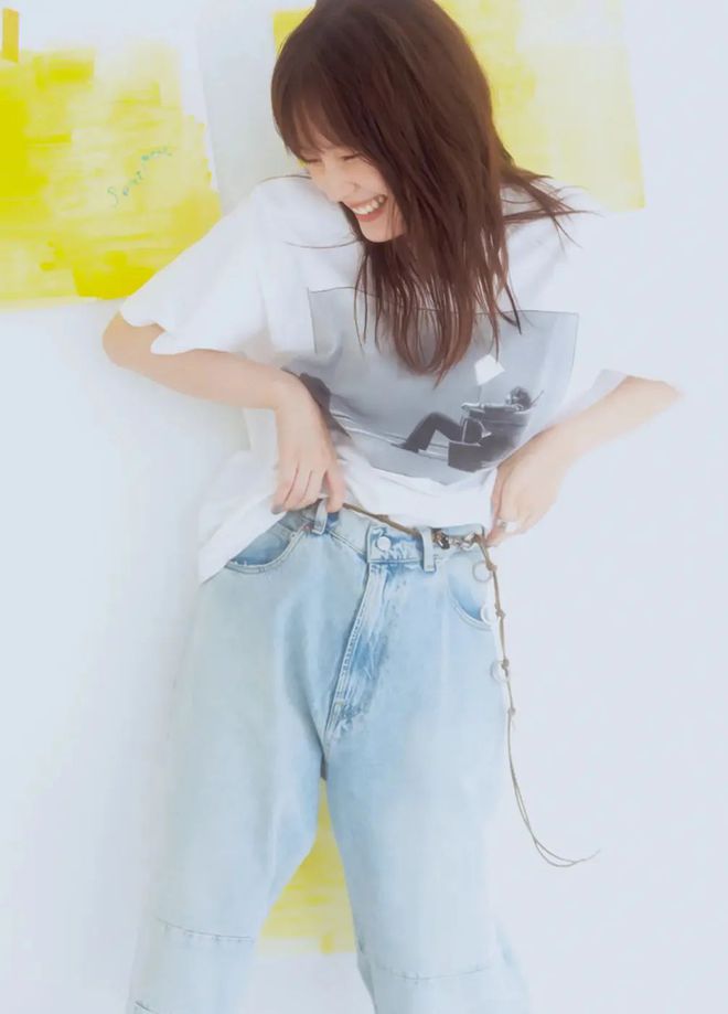 风暴平台注册:她的休闲穿搭正在被更多人模仿!邻家女孩超适合!