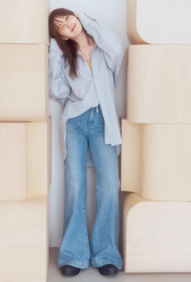 风暴平台注册:她的休闲穿搭正在被更多人模仿!邻家女孩超适合!