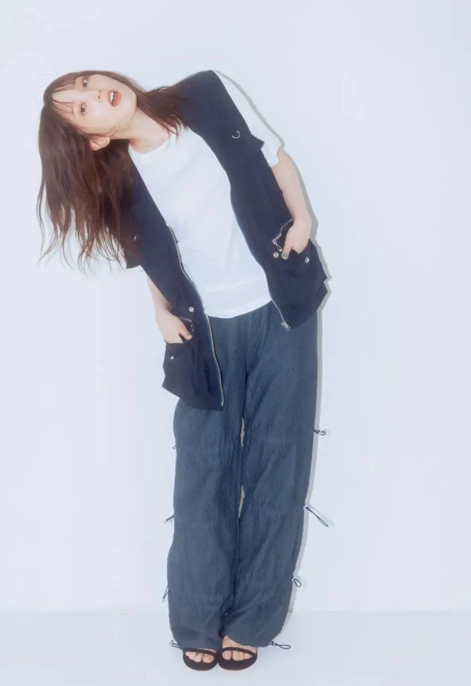 风暴平台注册:她的休闲穿搭正在被更多人模仿!邻家女孩超适合!