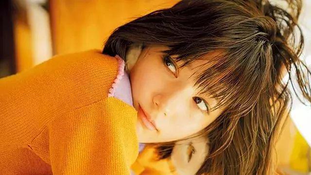 风暴平台注册:她的休闲穿搭正在被更多人模仿!邻家女孩超适合!