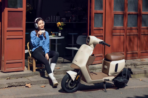 风暴平台官方：小牛电动发布B2胡椒白全新配色，两轮电自市场掀起精致复古风潮